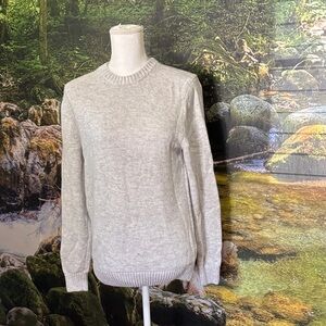 Elegant Women's Light Gray Crew Neck Sweater